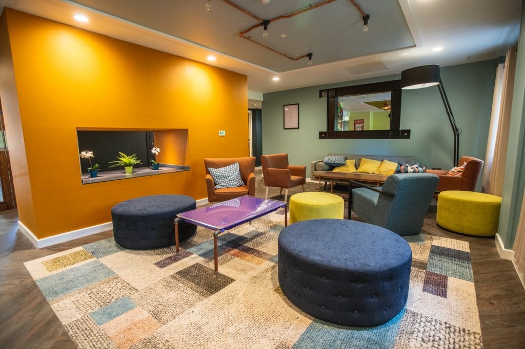 A communal seating area in Jonas Hotel