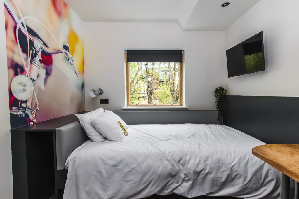 A standard hotel bedroom in Jonas, Sheffield.